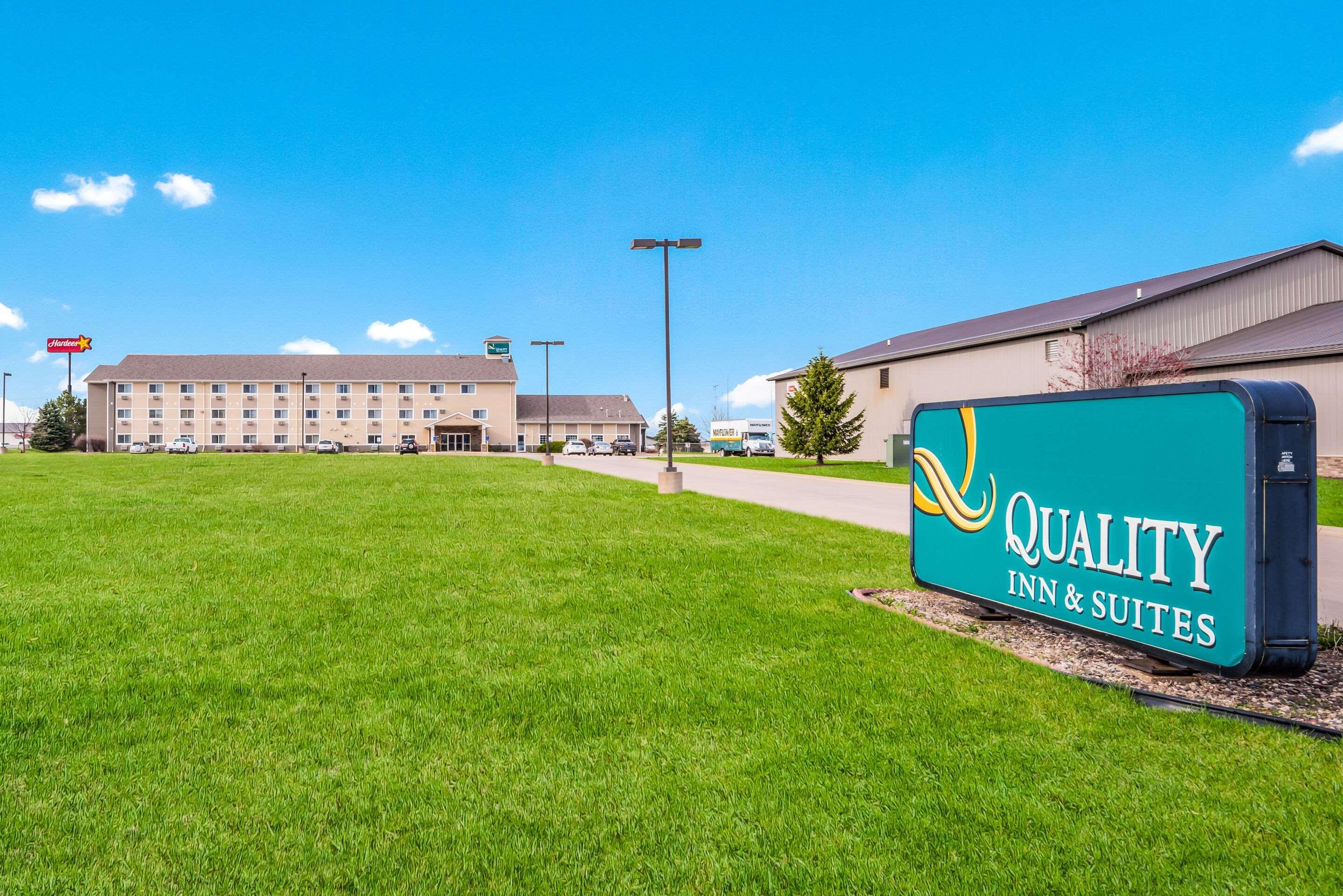Quality Inn & Suites Eldridge Davenport North エクステリア 写真