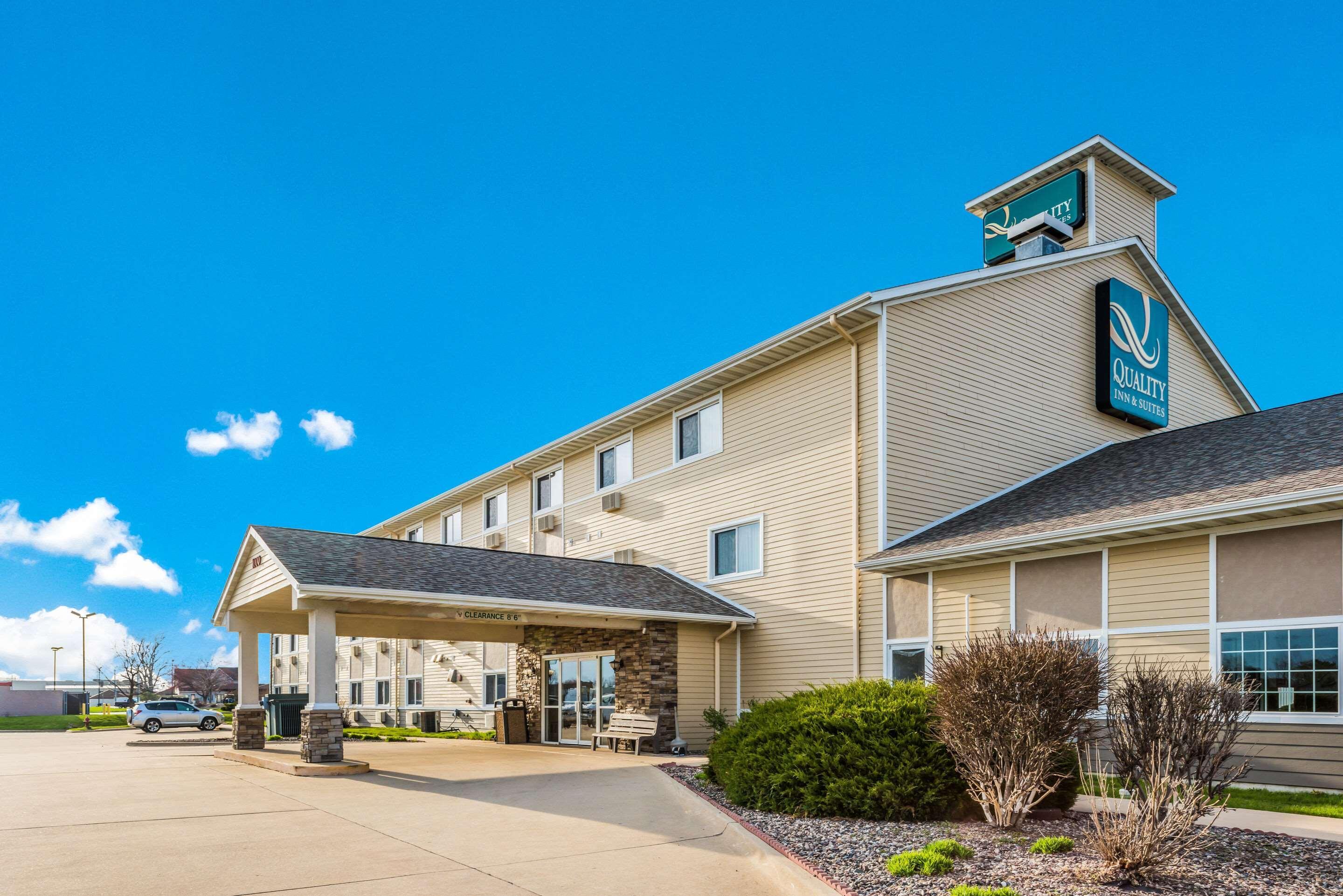 Quality Inn & Suites Eldridge Davenport North エクステリア 写真