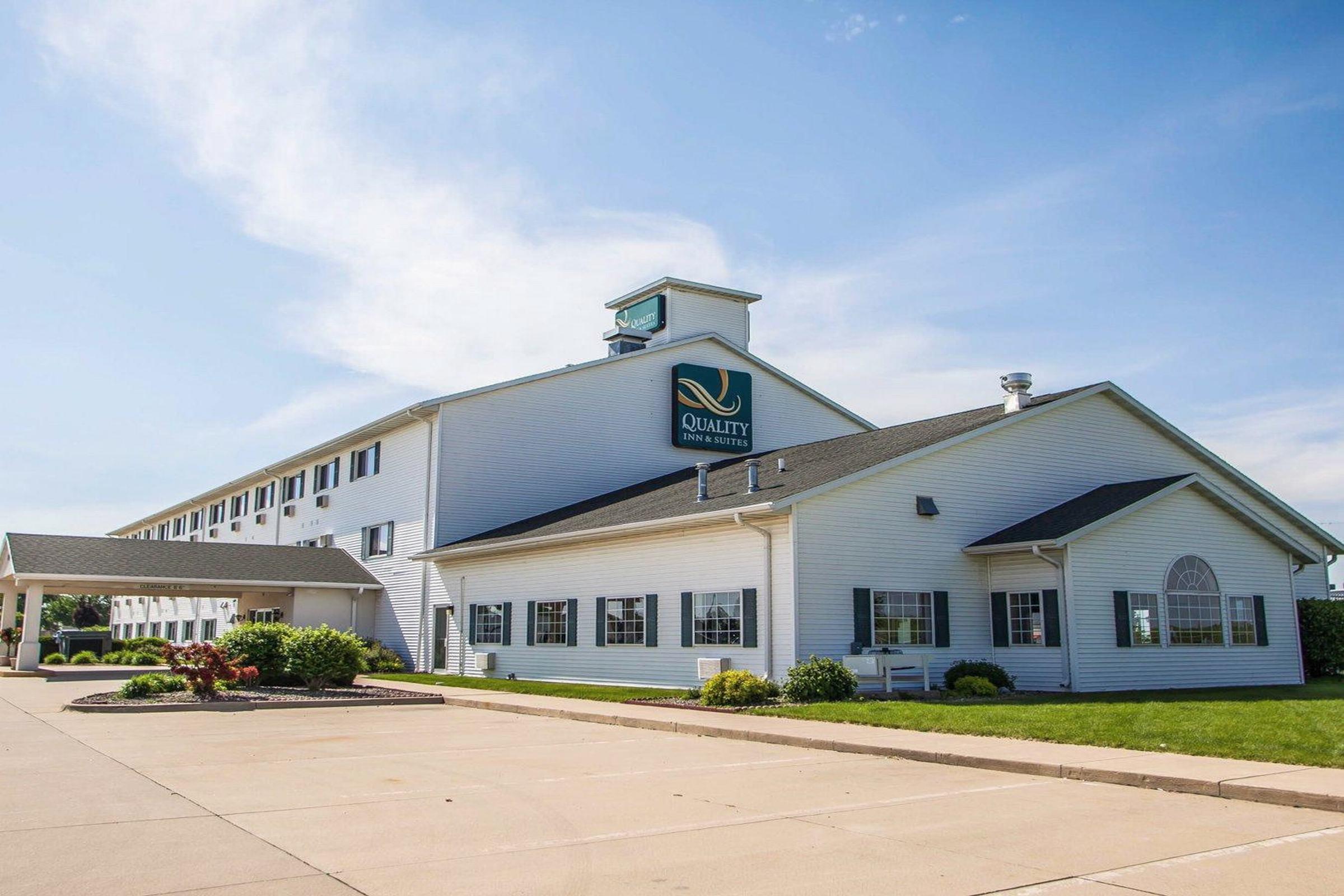 Quality Inn & Suites Eldridge Davenport North エクステリア 写真