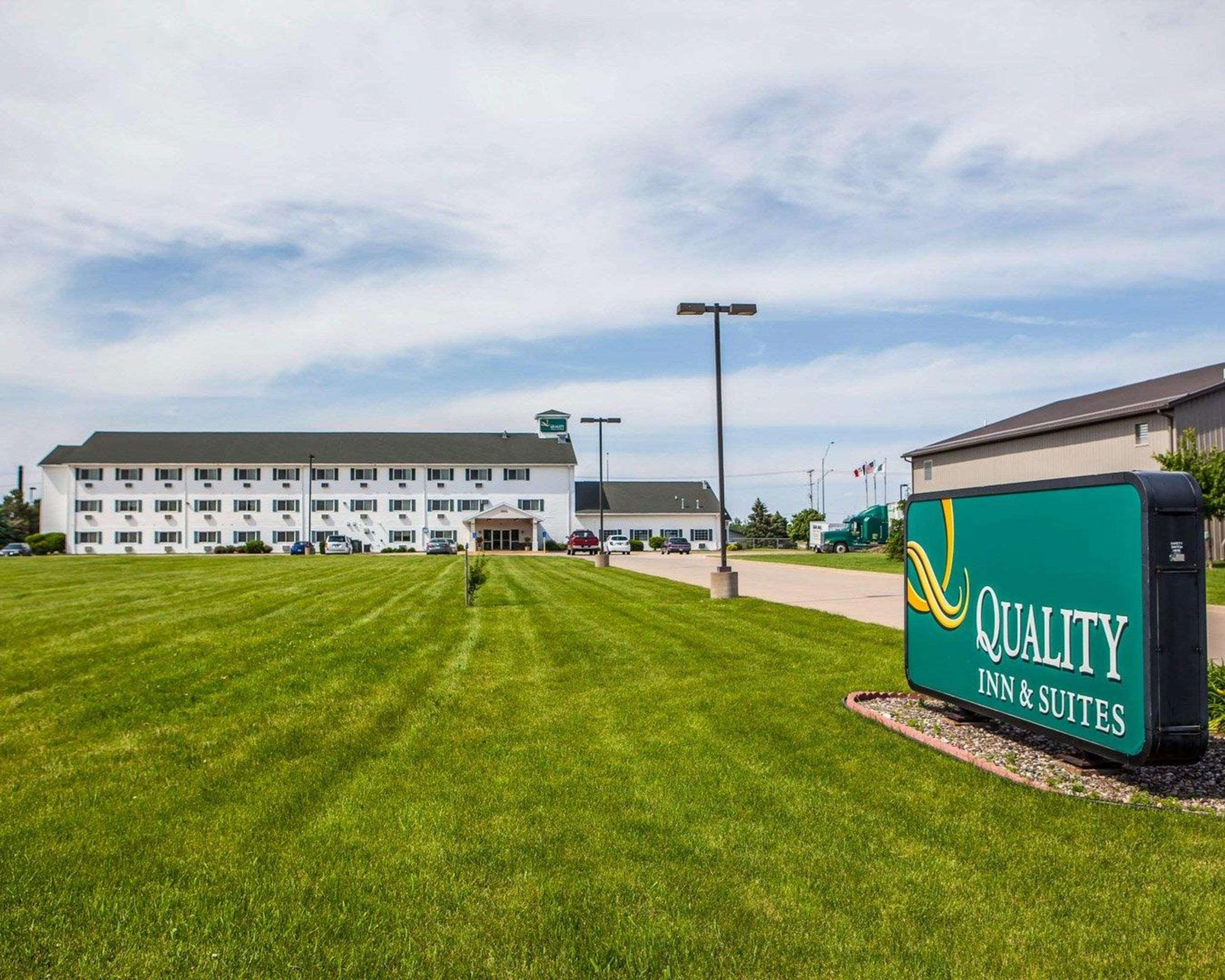 Quality Inn & Suites Eldridge Davenport North エクステリア 写真