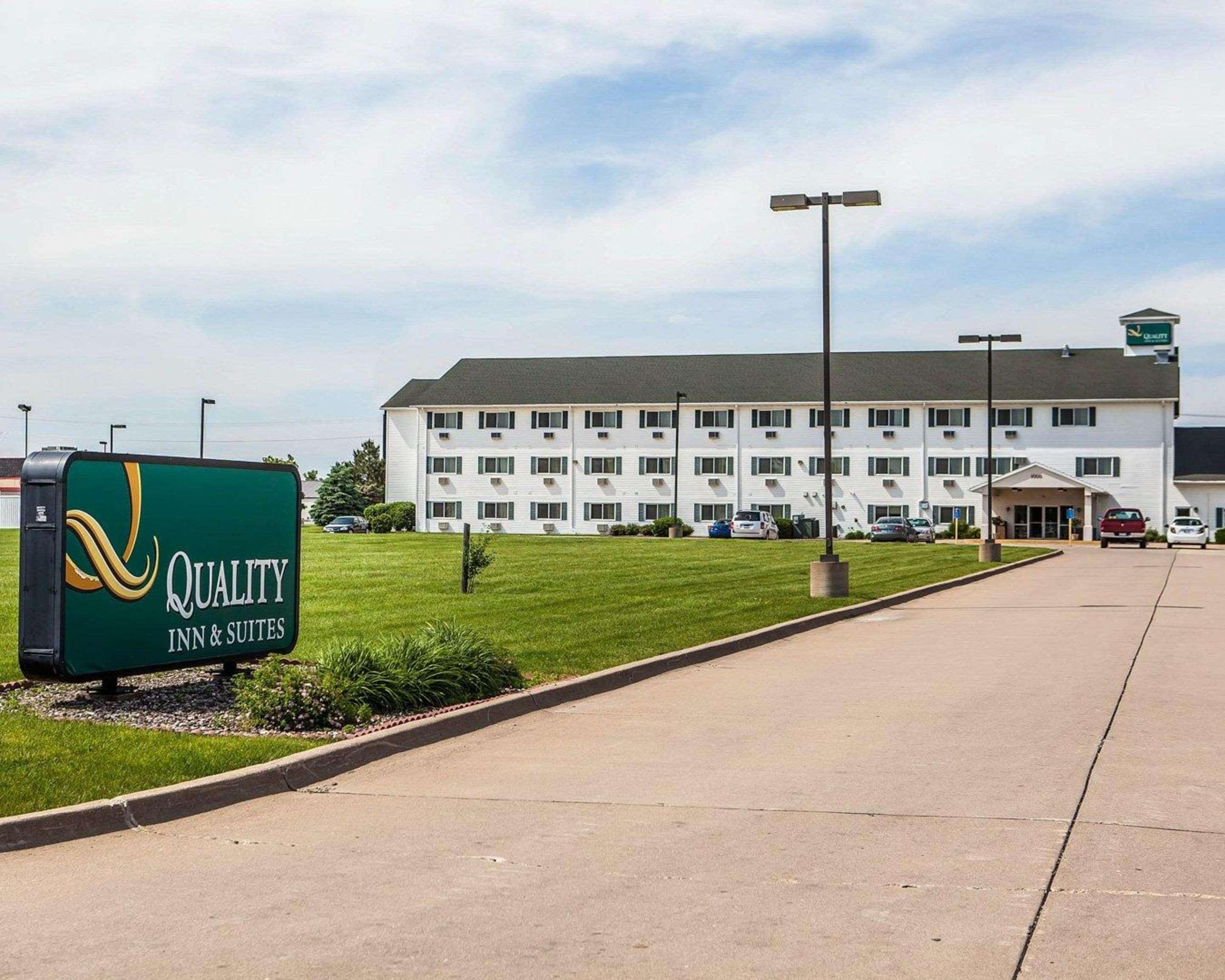 Quality Inn & Suites Eldridge Davenport North エクステリア 写真