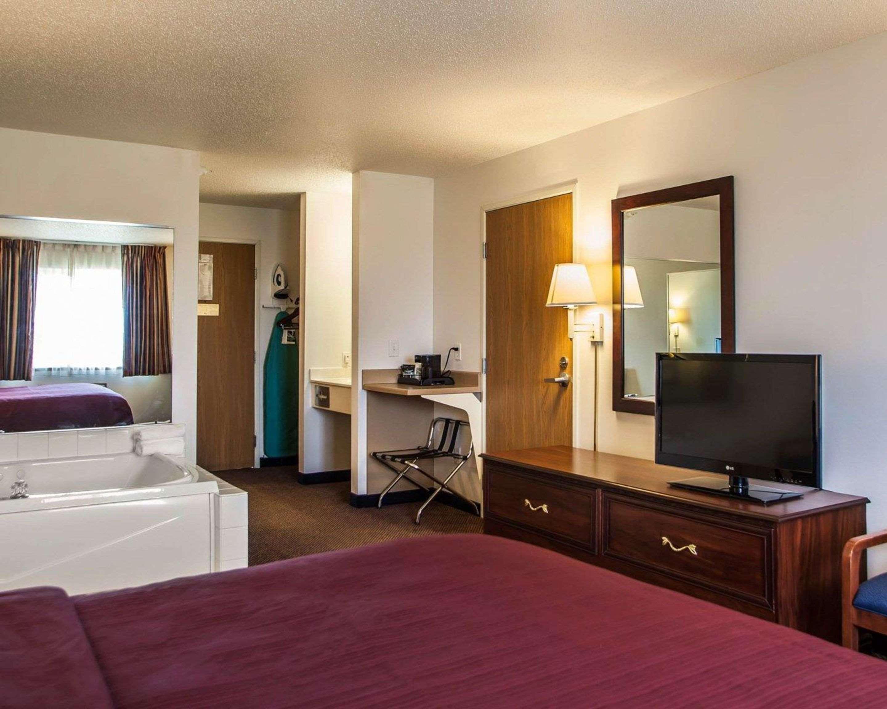 Quality Inn & Suites Eldridge Davenport North エクステリア 写真